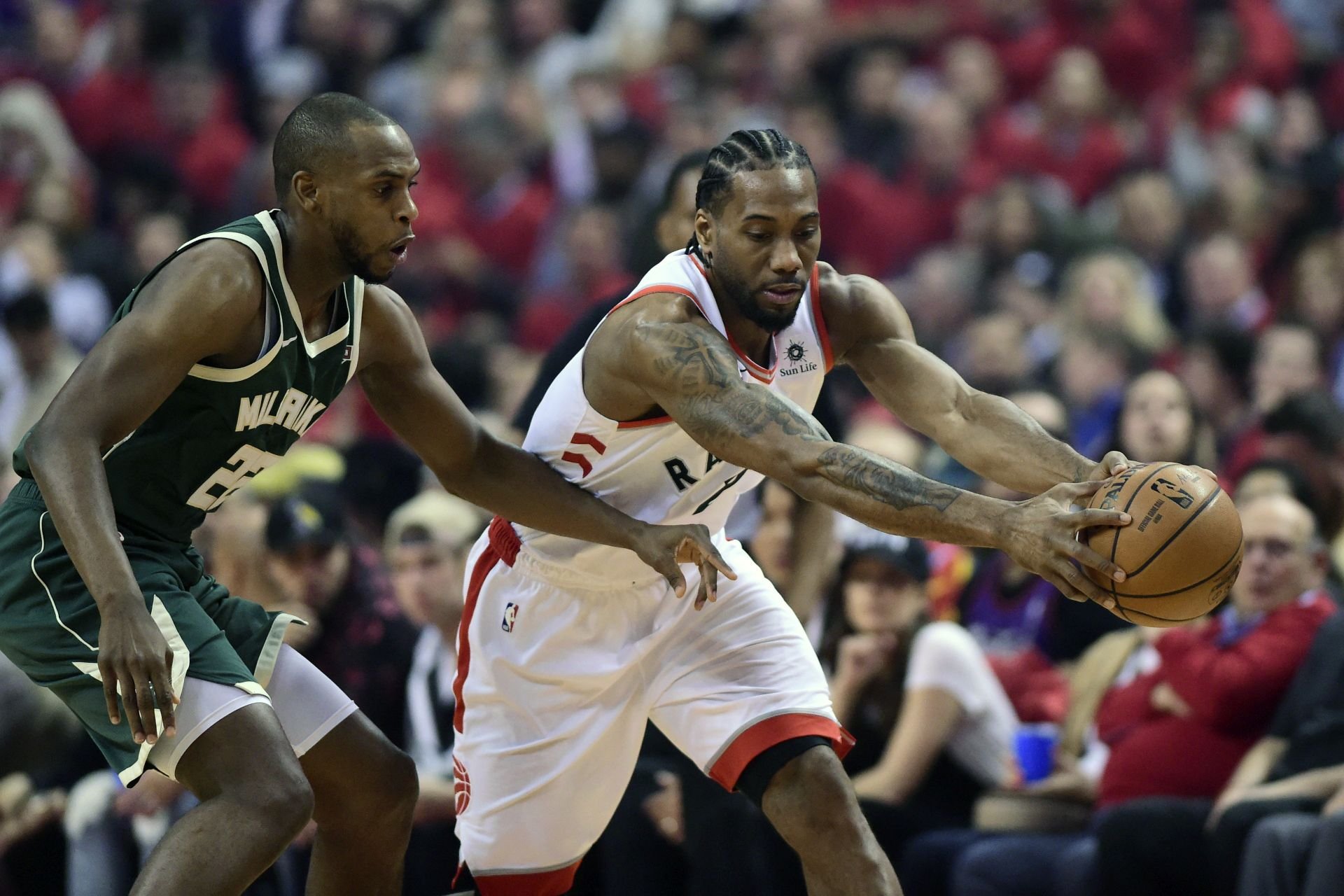 VIDEO: Toronto vyrovnalo sériu, Milwaukee vybuchlo v obrane