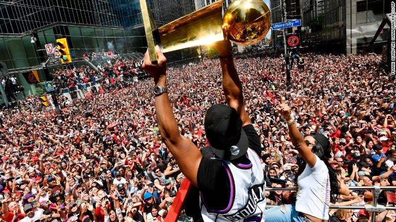 VIDEO: Oslavy titulu Toronta Raptors narušila streľba