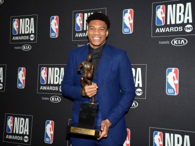 V NBA sa diali veľké veci! Svetové hviezdy „vyfúkli“ Američanom skoro všetky ceny