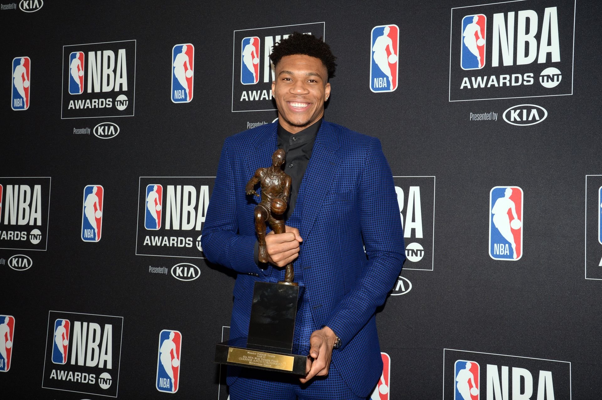 V NBA sa diali veľké veci! Svetové hviezdy „vyfúkli“ Američanom skoro všetky ceny