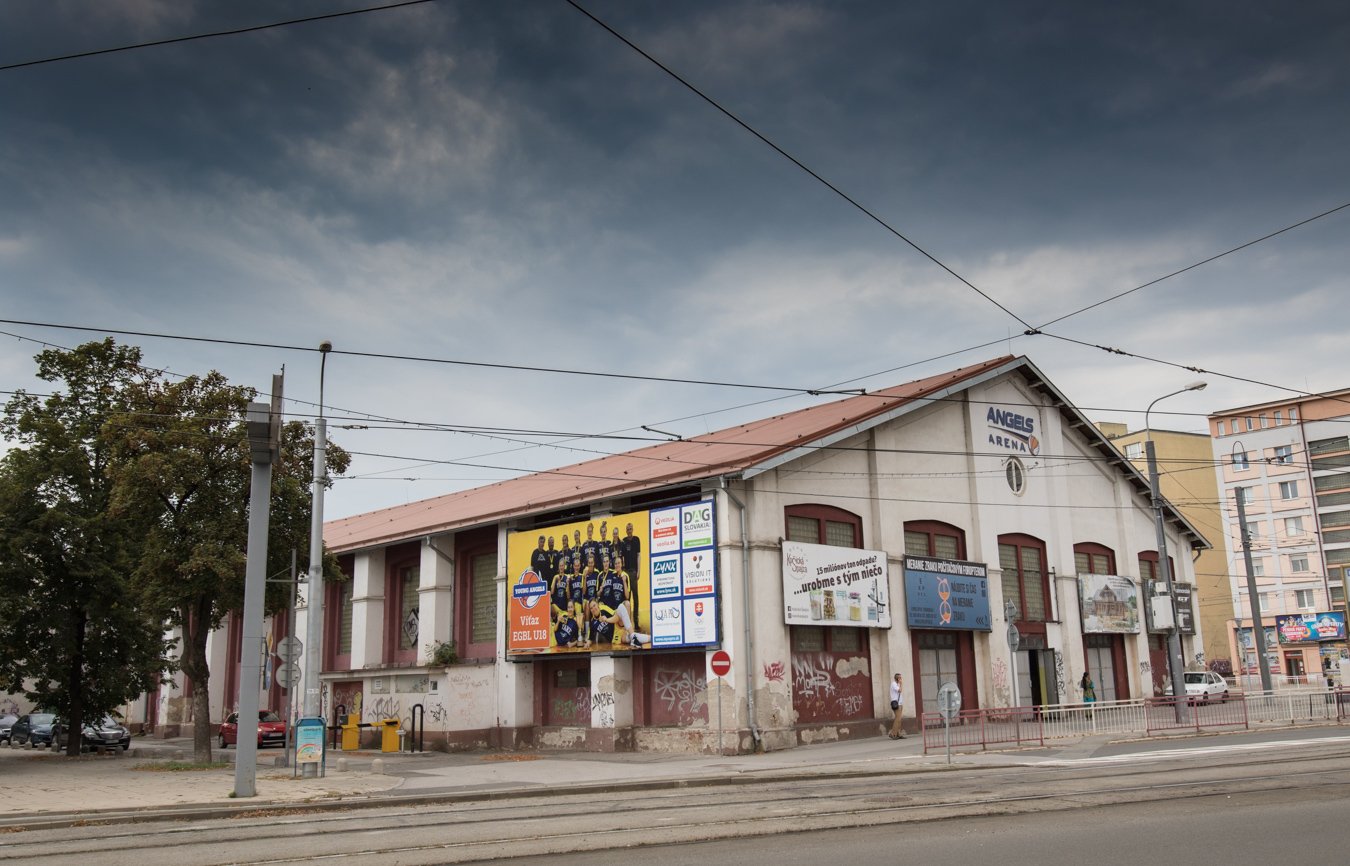 YOUNG ANGELS museli opustiť halu. Nemôžu v nej trénovať ani hrať