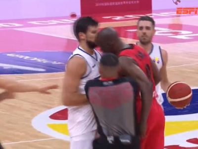 Angolský basketbalista napodobnil Zinedina Zidana, Taliana udrel hlavou do tváre