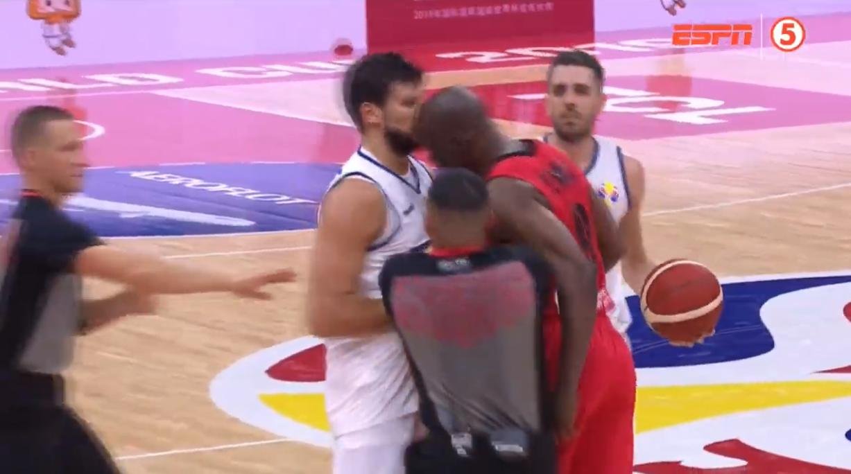 Angolský basketbalista napodobnil Zinedina Zidana, Taliana udrel hlavou do tváre
