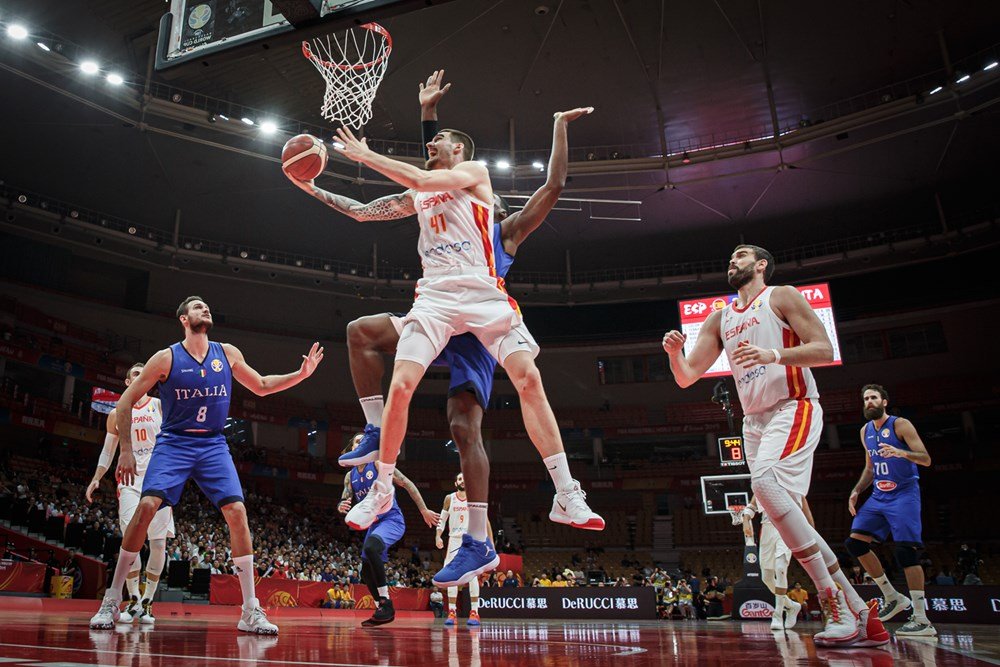 Hrubé nadávky, trápenie lídrov z NBA a Euroligy a záchrana v podobe parádnej obrany