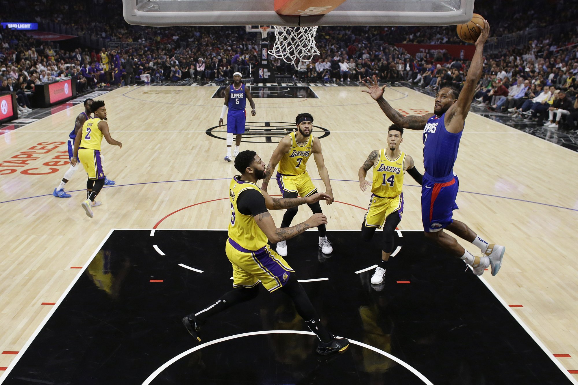 VIDEO: Prvú bitku o LA vyhralo Clippers, Leonard jasne predčil Jamesa