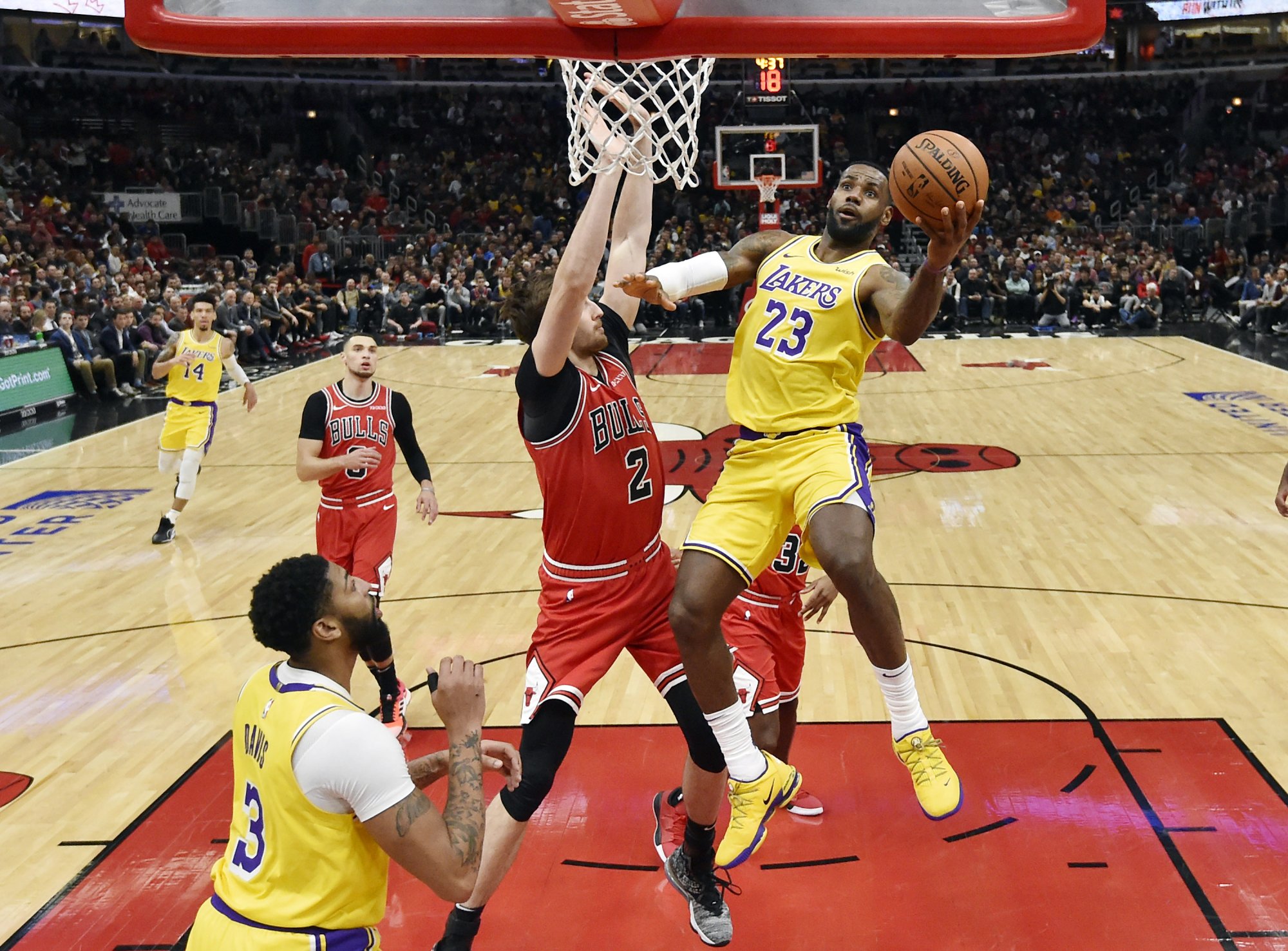 VIDEO: Nestarnúci kráľ. James zaznamenal tretí triple-double za sebou, skolil Chicago