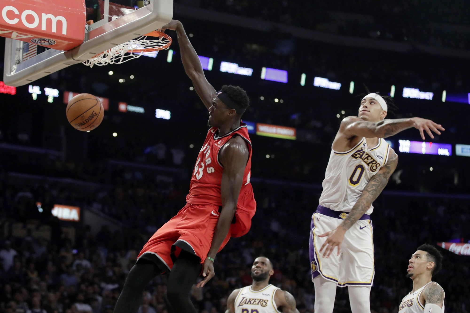 VIDEO: Krásne zblokoval Jamesa, oslabené Toronto prekvapilo Lakers