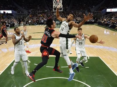 VIDEO: Antetokounmpo s 38 bodmi zariadil víťazstvo Bucks, Porzingisa v New Yorku vypískali