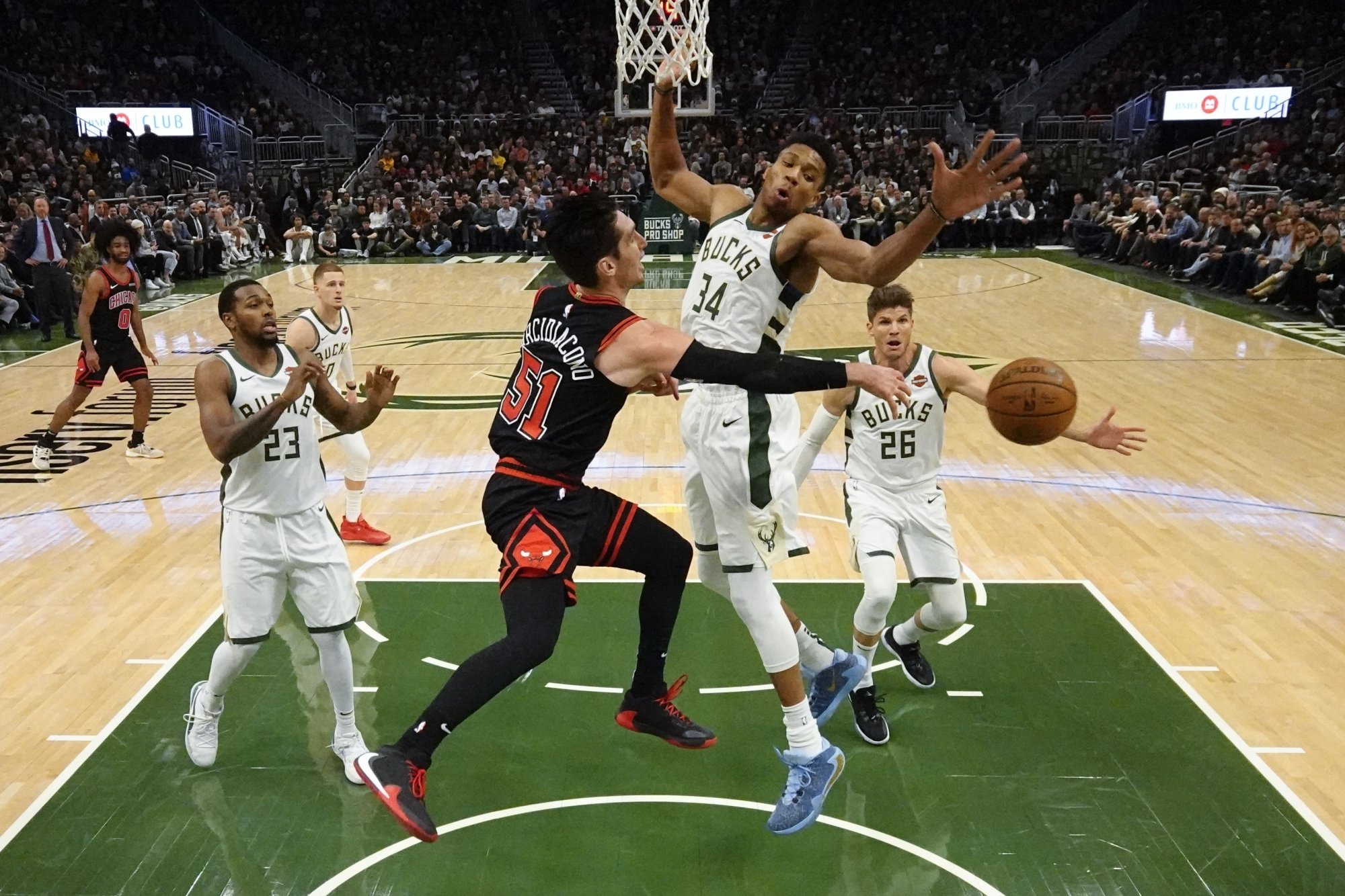 VIDEO: Antetokounmpo s 38 bodmi zariadil víťazstvo Bucks, Porzingisa v New Yorku vypískali