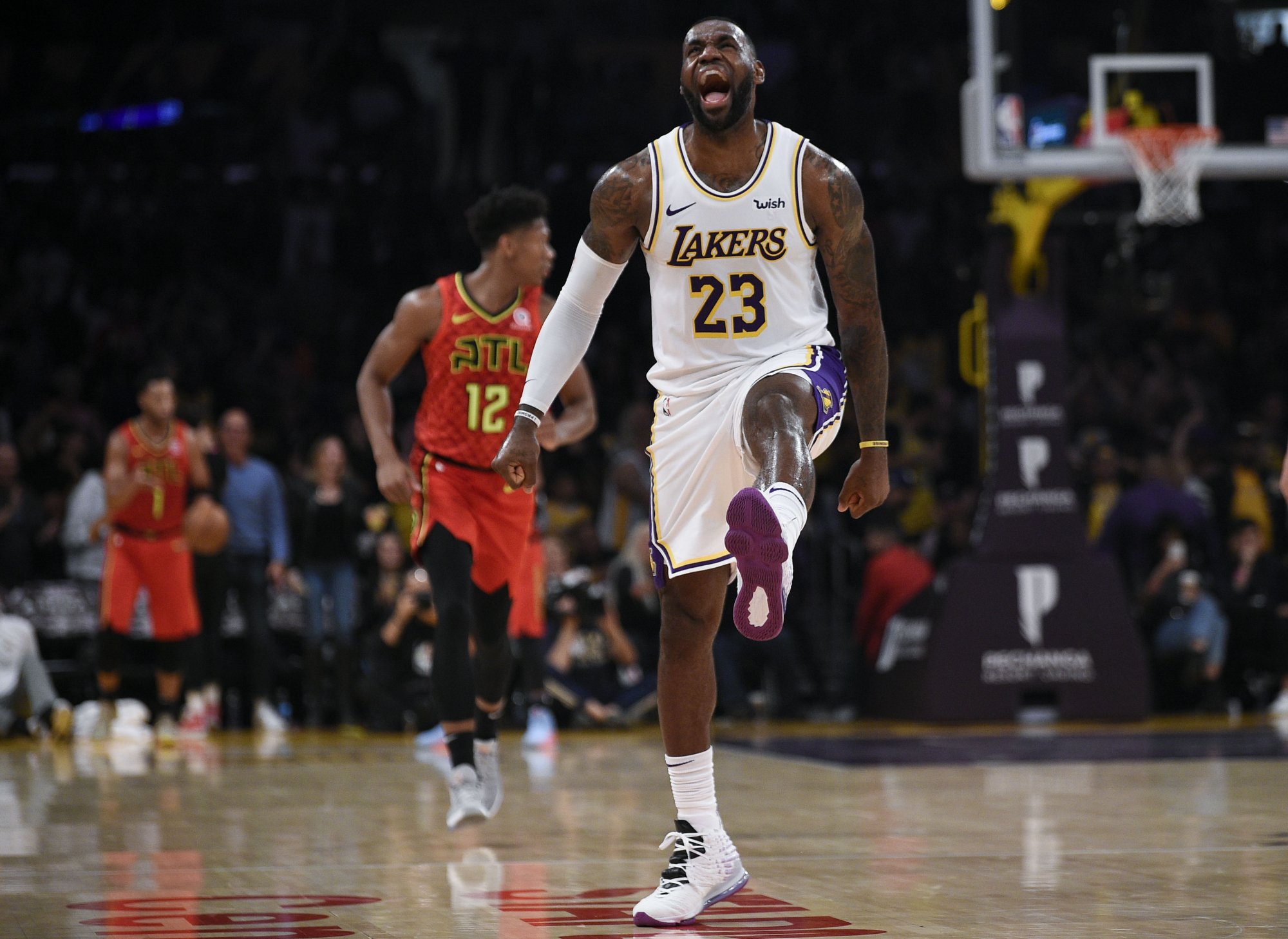VIDEO: James sa pozdravil s Kobem a Lakers sfúkli Atlantu