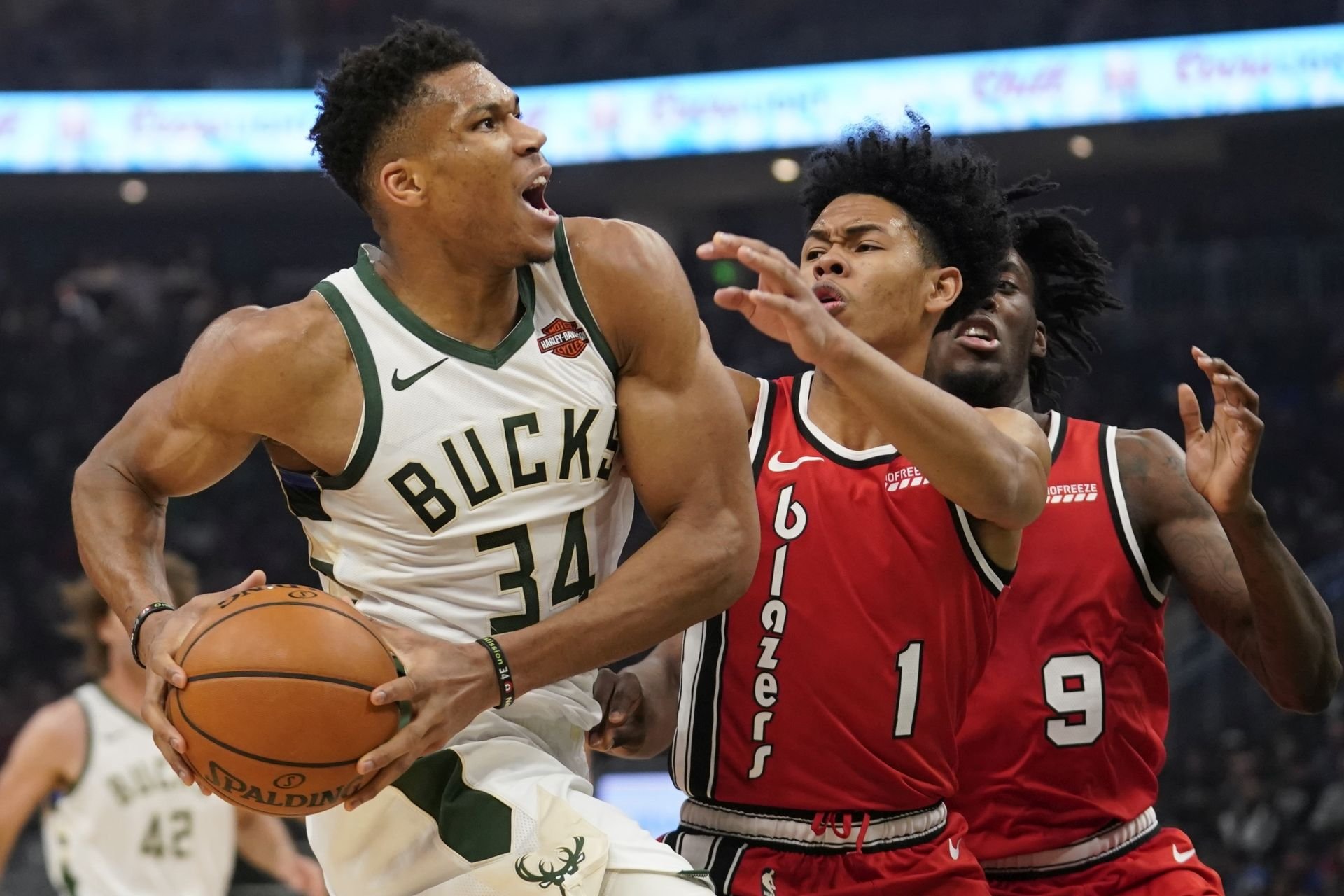 VIDEO: Dominantný Giannis skolil Portland, Anthony sa zlepšuje