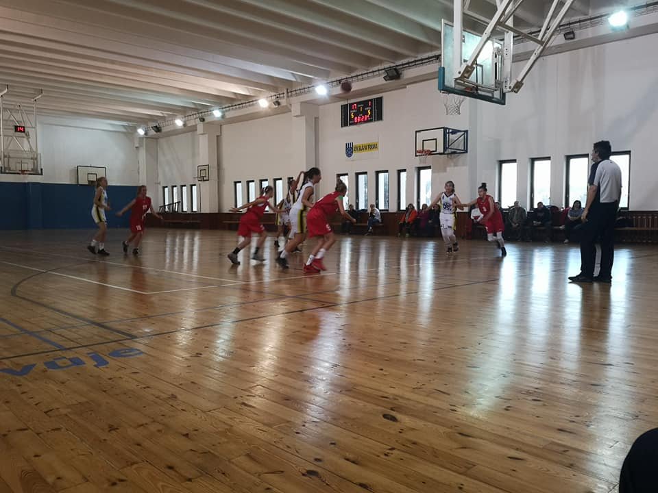 V kategórii starších žiačok vedú svoje skupiny bez prehry na západe Trnava a na východe CBK