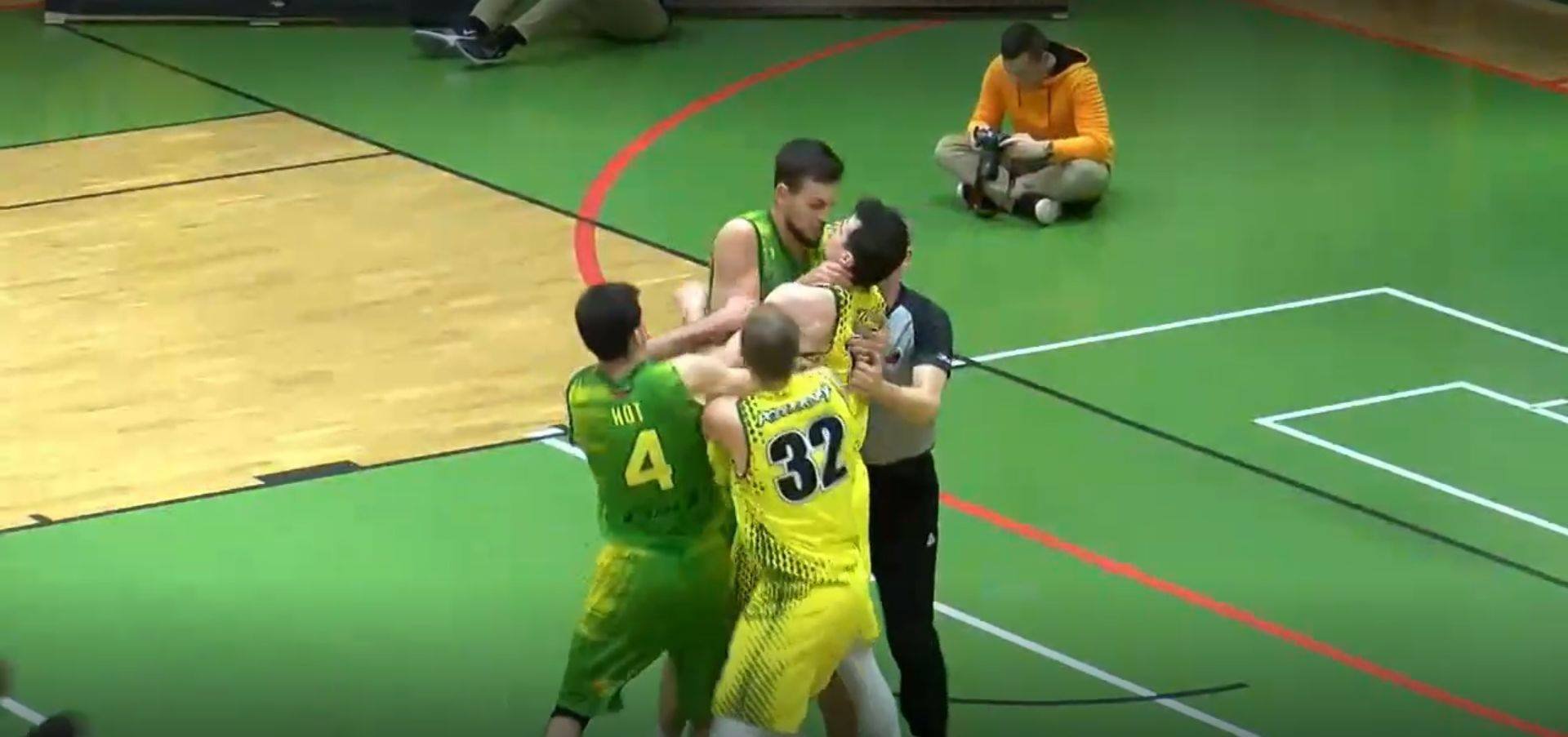 VIDEO: Bojanovský zdrapil Tota pod krk. Vynadal mu aj reprezentačný brankár Holec