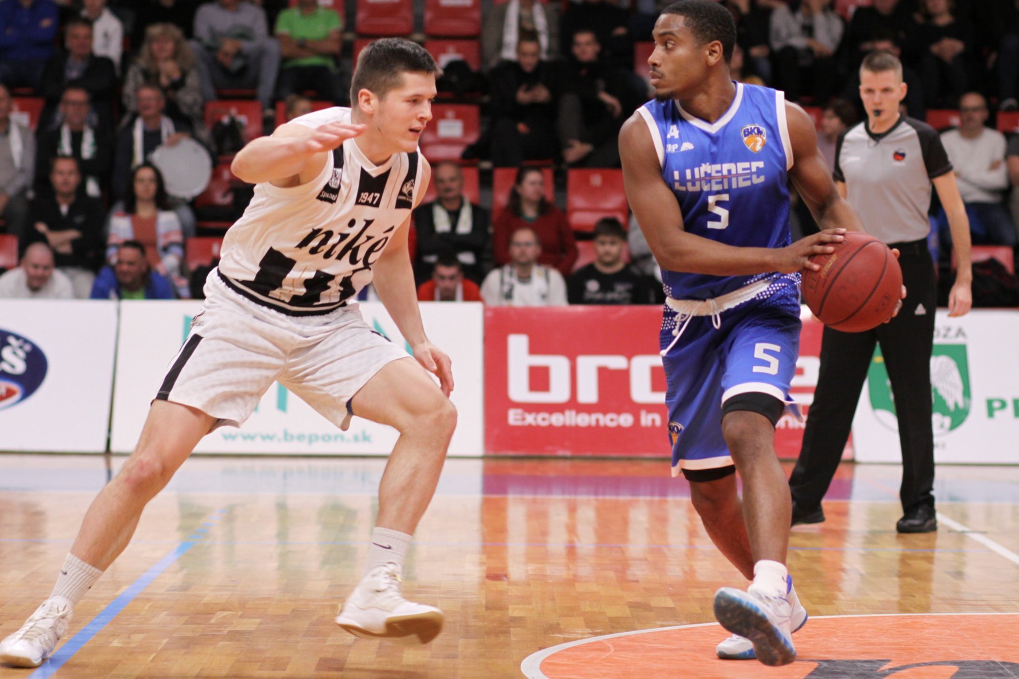 Caffey je v Lučenci motivovaný a patrí k streleckej špičke. K basketbalu ho priviedol brat