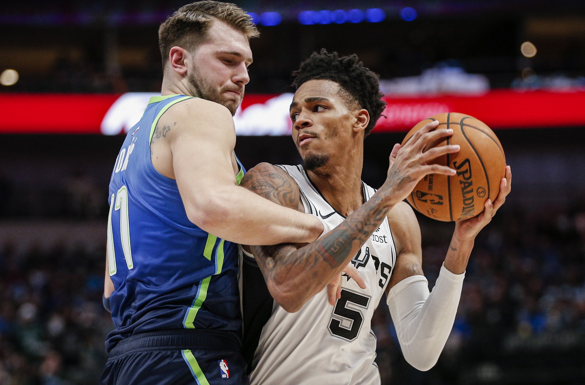 VIDEO: Dončič žiaril v texaskom derby. Popovich ho prirovnal k Magicovi
