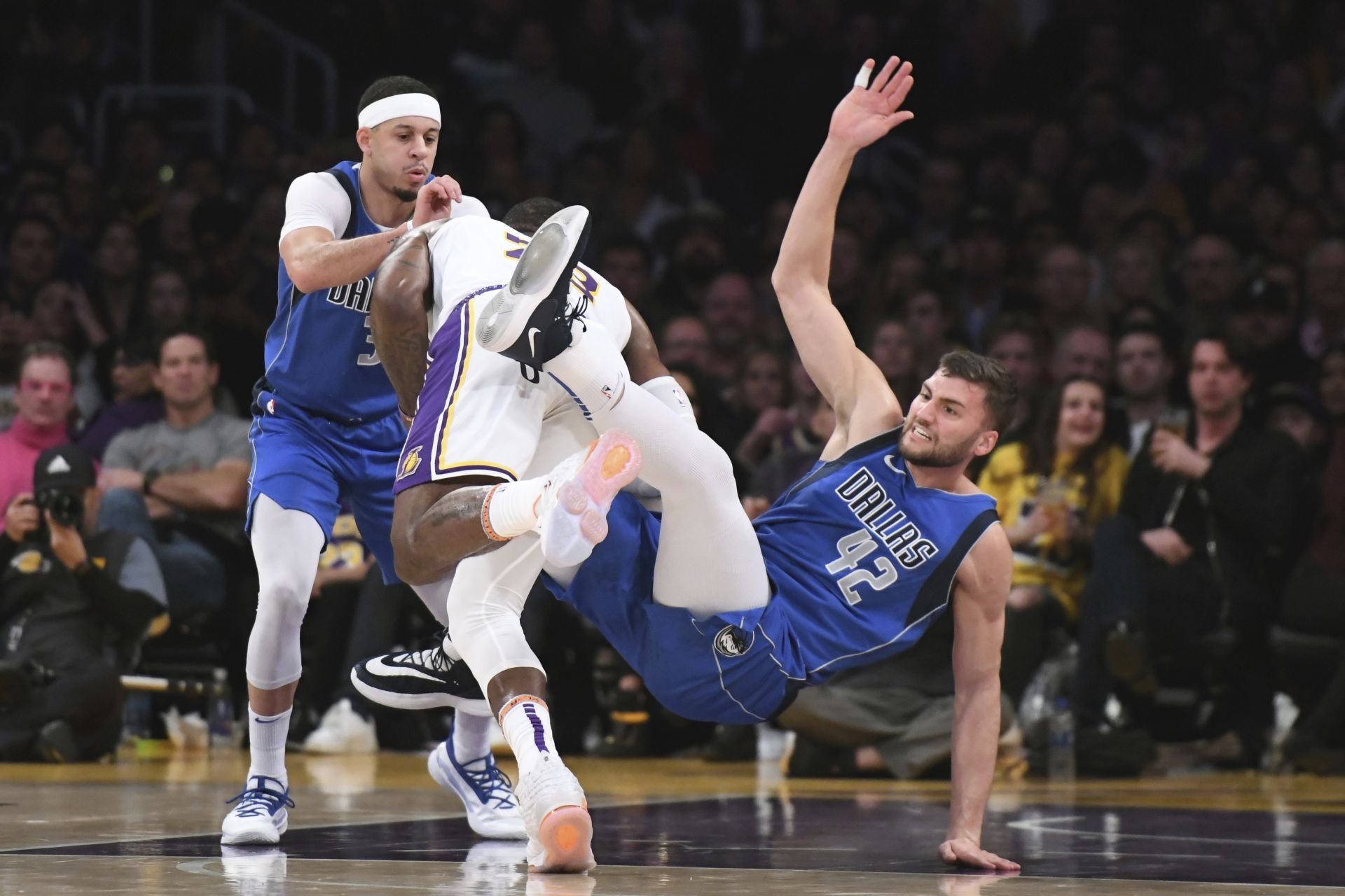 VIDEO: Lakers zdolali Dallas, LeBron prekonal hranicu 9000 asistencií