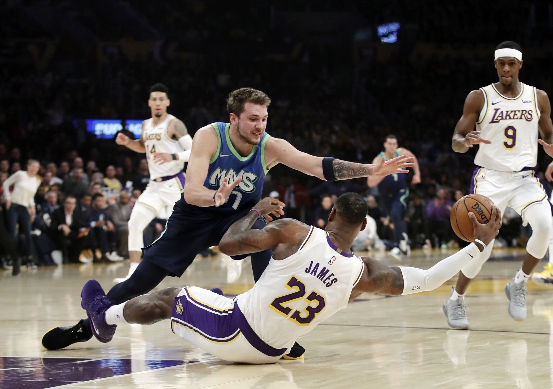 VIDEO: Dončič predčil aj Jamesa, Dallas rozstrieľal v LA Lakers