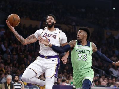 VIDEO: Anthony Davis žiaril proti bývalému klubu, Lakers s ďalšou výhrou