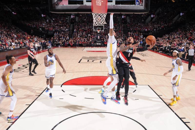 VIDEO: Lakers utrpeli najťažšiu prehru od Bostonu za 50 rokov, Portland potiahol 61-bodový Lillard