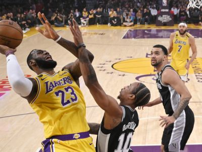 VIDEO: James trafil päť trojok za sebou, Antetokounmpo žiaril v New Orleans