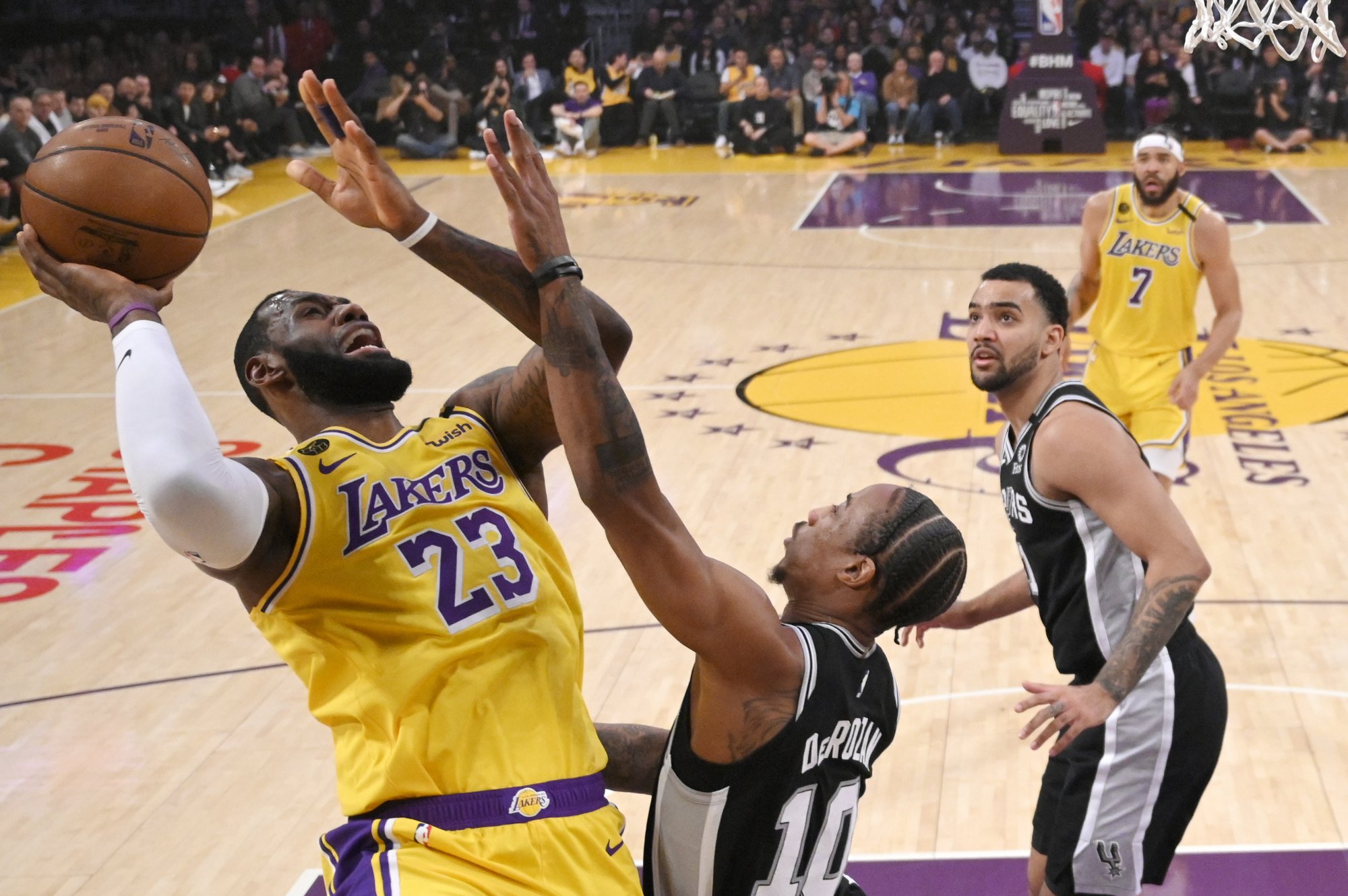 VIDEO: James trafil päť trojok za sebou, Antetokounmpo žiaril v New Orleans