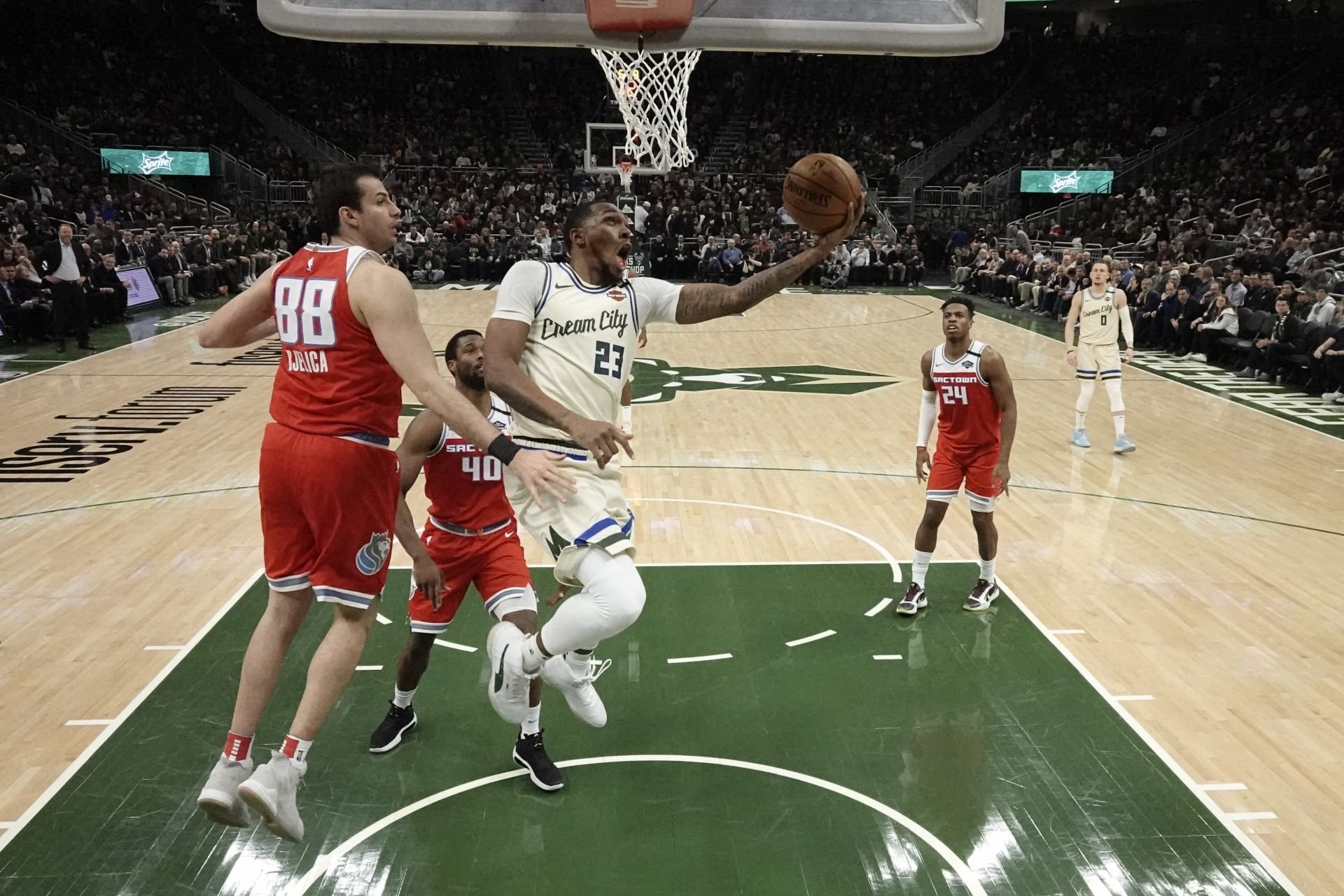 VIDEO: Giannis bol v pôrodnici, Bucks si poradili aj bez neho