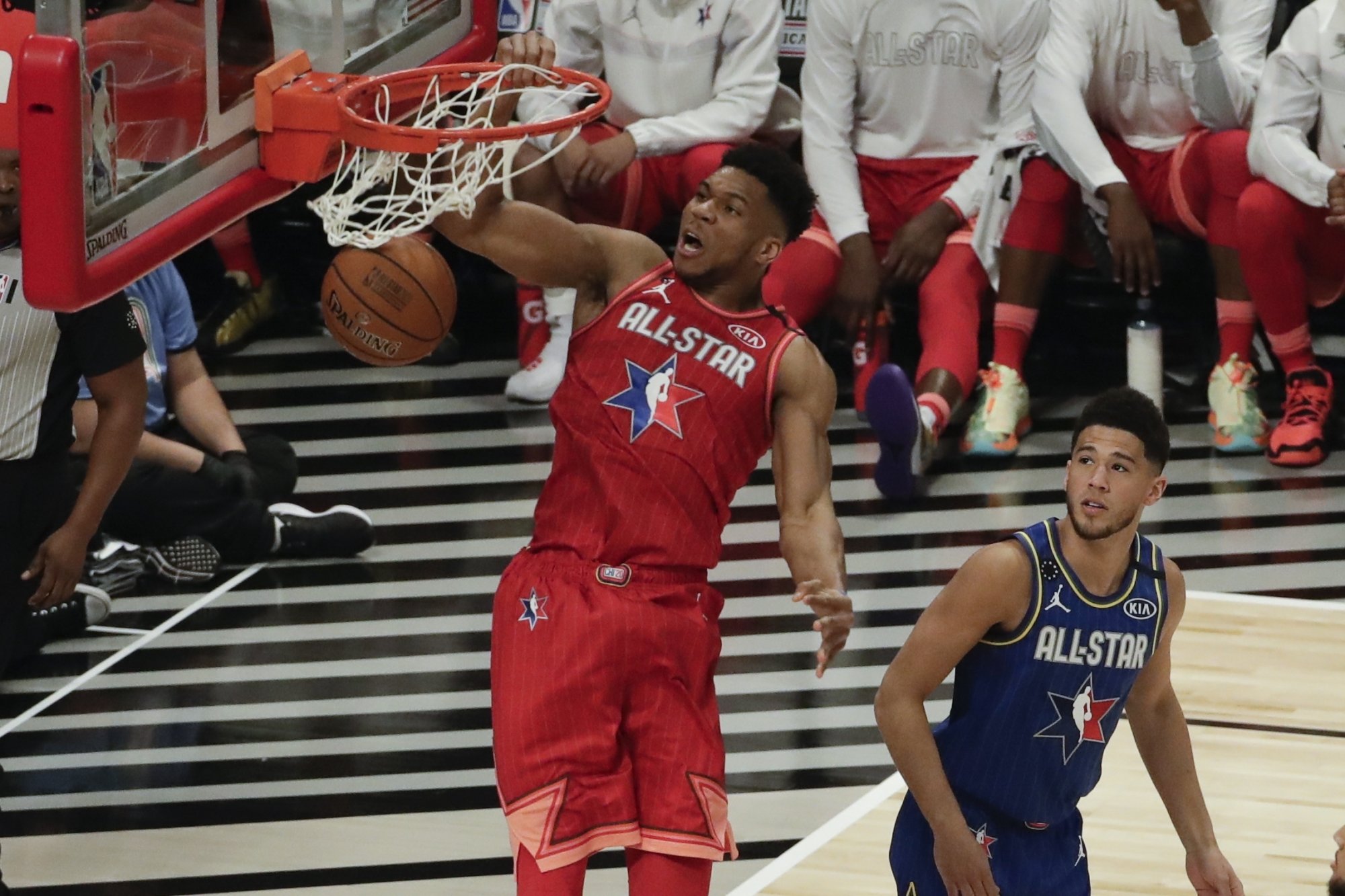 VIDEO: Tím LeBron zdolal Tím Giannis, premiérová Bryantova trofej pre Leonarda