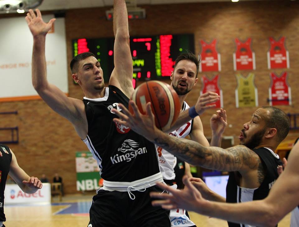 Česká liga zatiaľ nekončí, Lošonský ostáva v krajine, nemusí do karantény
