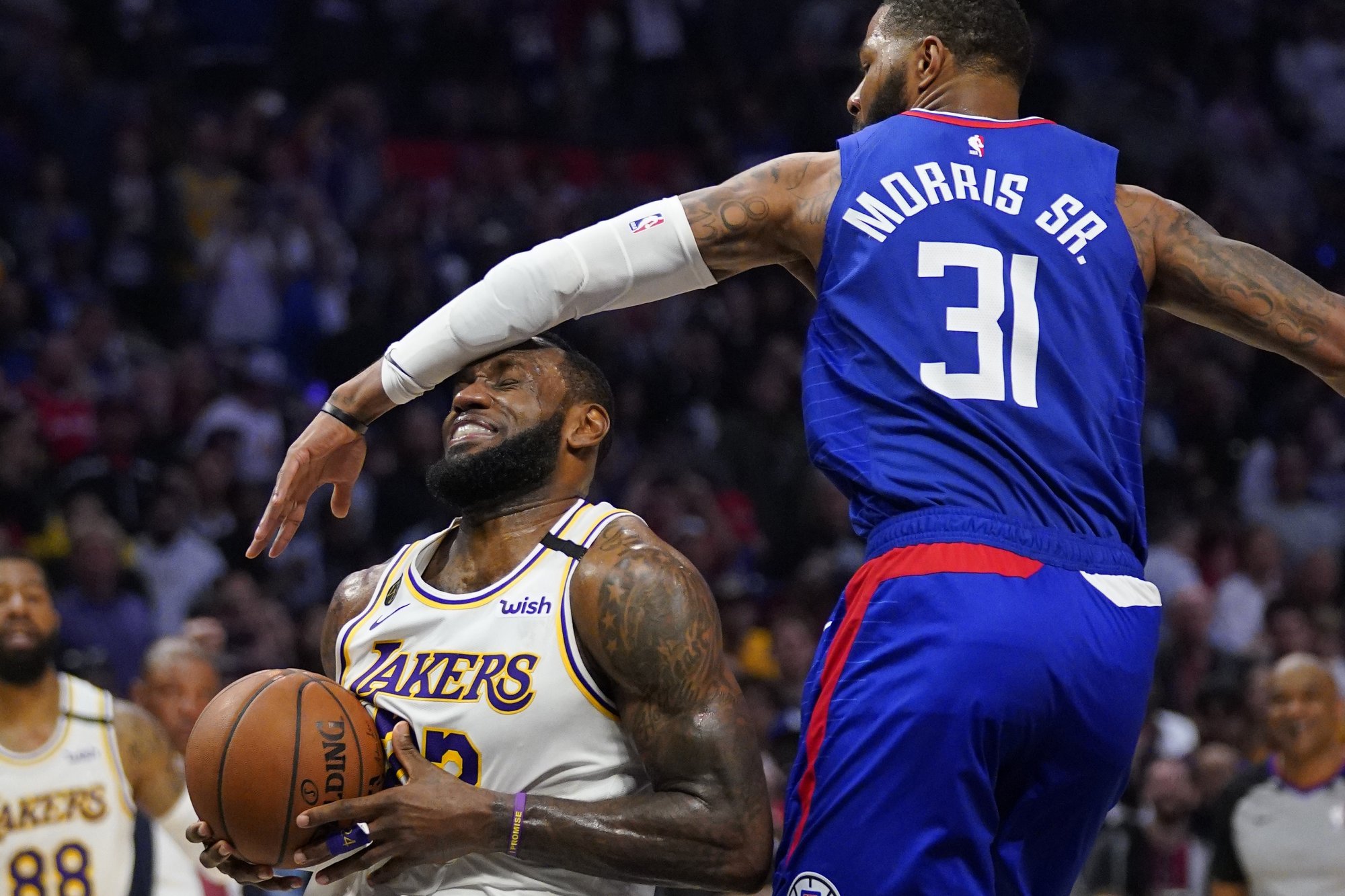 VIDEO: Lakers na tretí pokus zdolali Clippers, tlieskalo sa najmä Jamesovi s Davisom