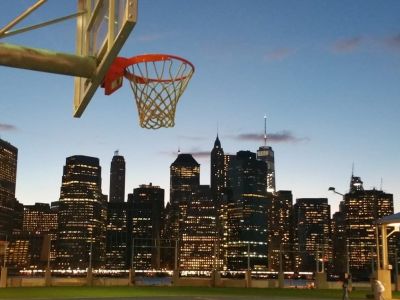 Radikálny New York, v boji proti pandémii odstránil 1700 basketbalových obručí