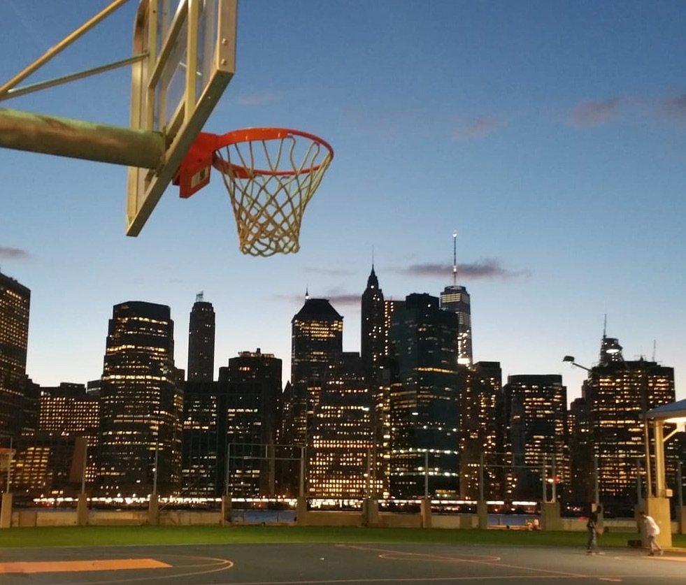 Radikálny New York, v boji proti pandémii odstránil 1700 basketbalových obručí
