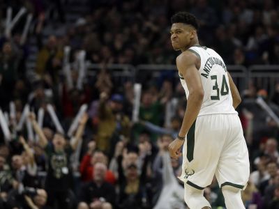 VIDEO: Milwaukee natiahlo víťaznú sériu, Giannis s 35 bodmi
