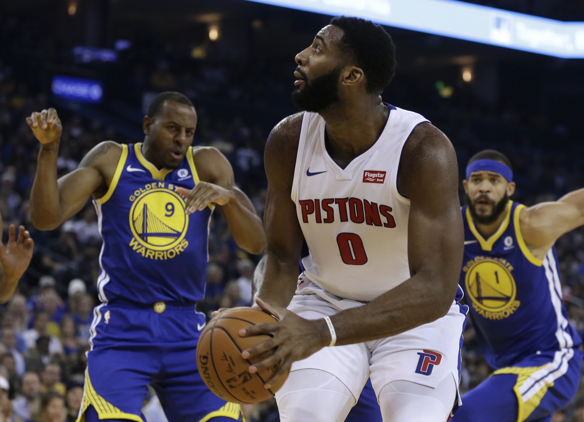 NBA naruby. Cleveland a Golden State prehrávajú s outsidermi, ligu vedú Detroit s Memphisom