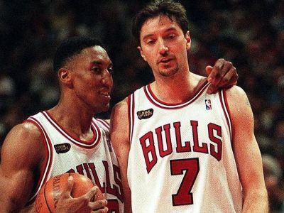 Biely Magic Johnson musel prežiť vojnu a bojovať o Jordanov rešpekt