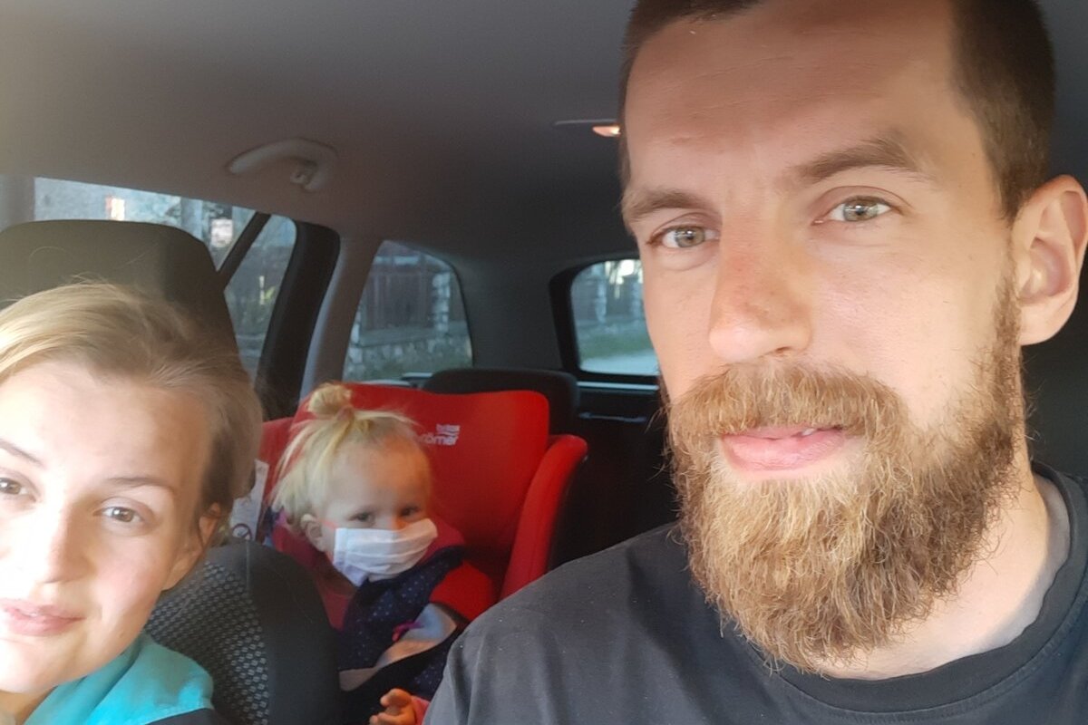 Baťka oddychuje s dcérkou na záhrade. Vonku sú všetky oči na nej, vraví