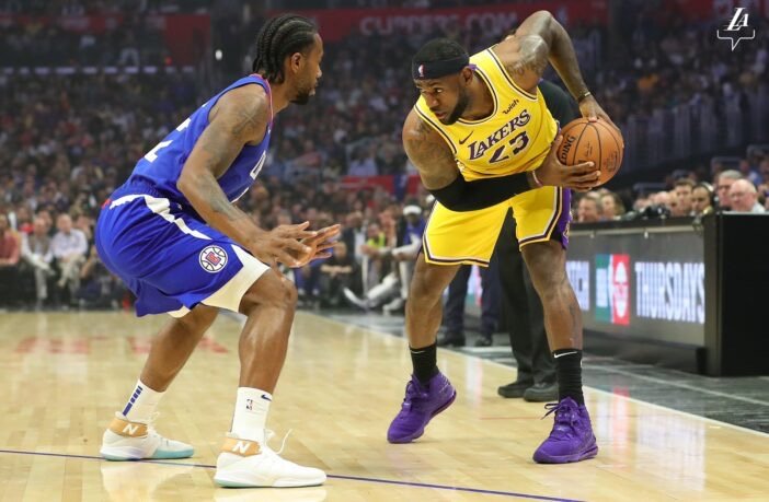 Lakers síce vedú NBA, ale tromfy v rukách má ich rival