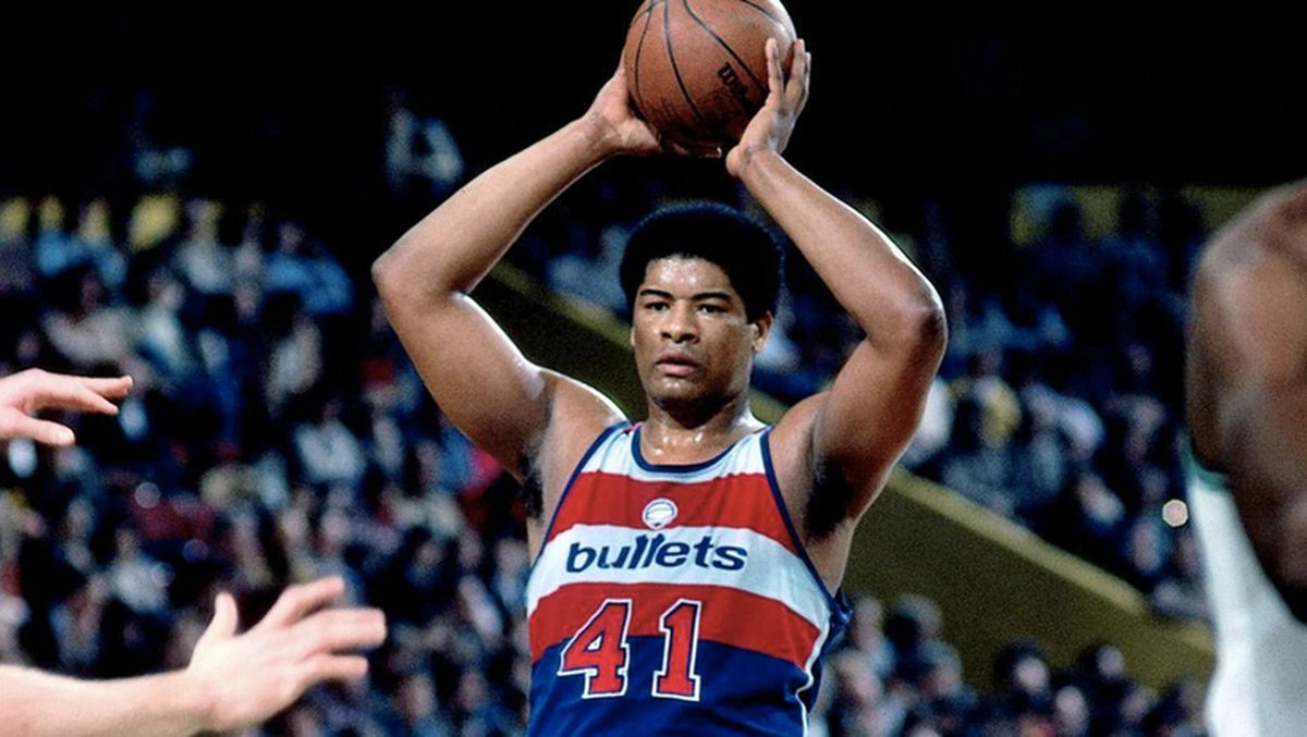 V šatni nechýbali cigarety či pivo. NBA spomína na Chamberlainovho vyzývateľa
