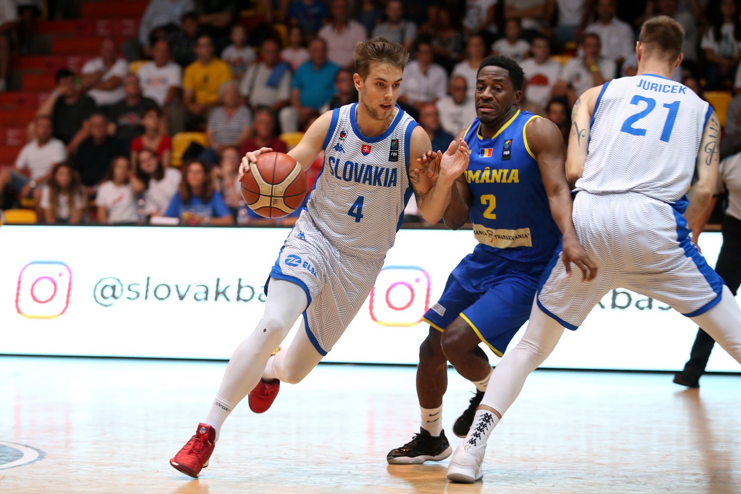 Slovensko - Rumunsko, Mário Ihring (4) vs. Giordan Watson (2) (Foto: Vladimír Dorňák)