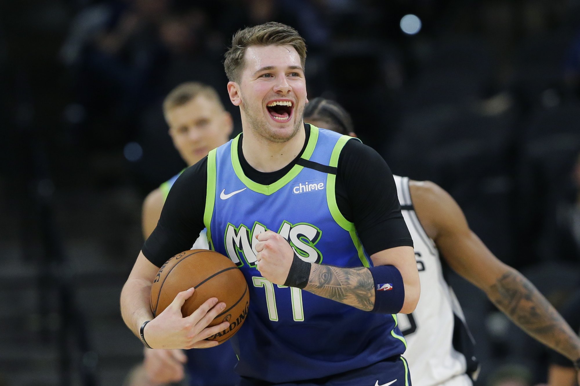 Teší sa aj Dončič. Mavericks prehrali, ale i tak postúpili do play-off
