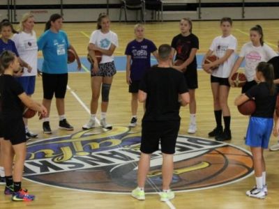 Dievčenská reprezentácia U15 sa zišla na kempe v Piešťanoch