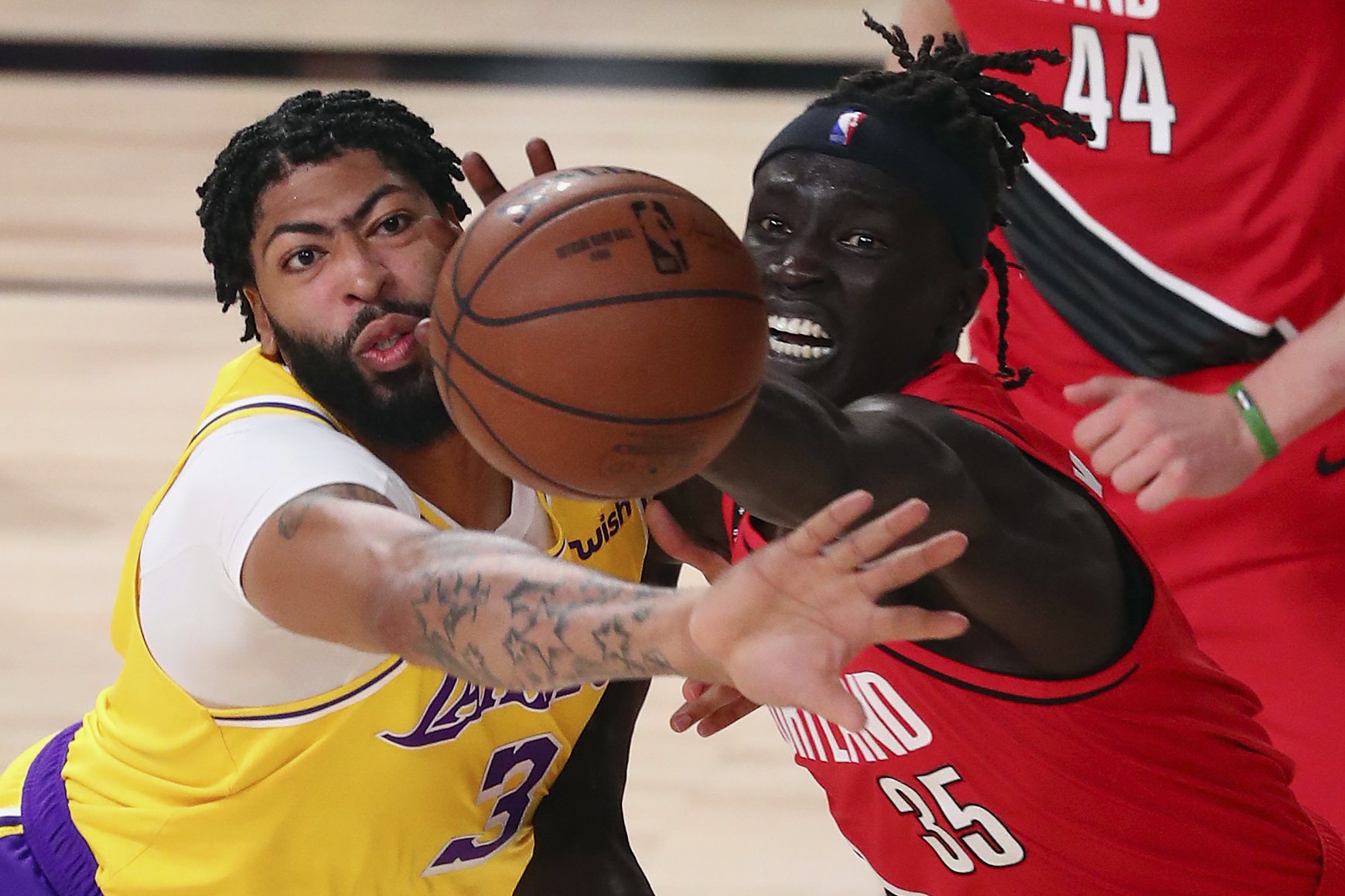 VIDEO: Lakers nedopustili ďalšie zaváhanie, Portland prehral a zranil sa mu Lillard