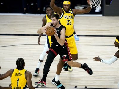 VIDEO: Dominantní James s Davisom potiahli LA k výhre, Indiana je na pokraji vyradenia