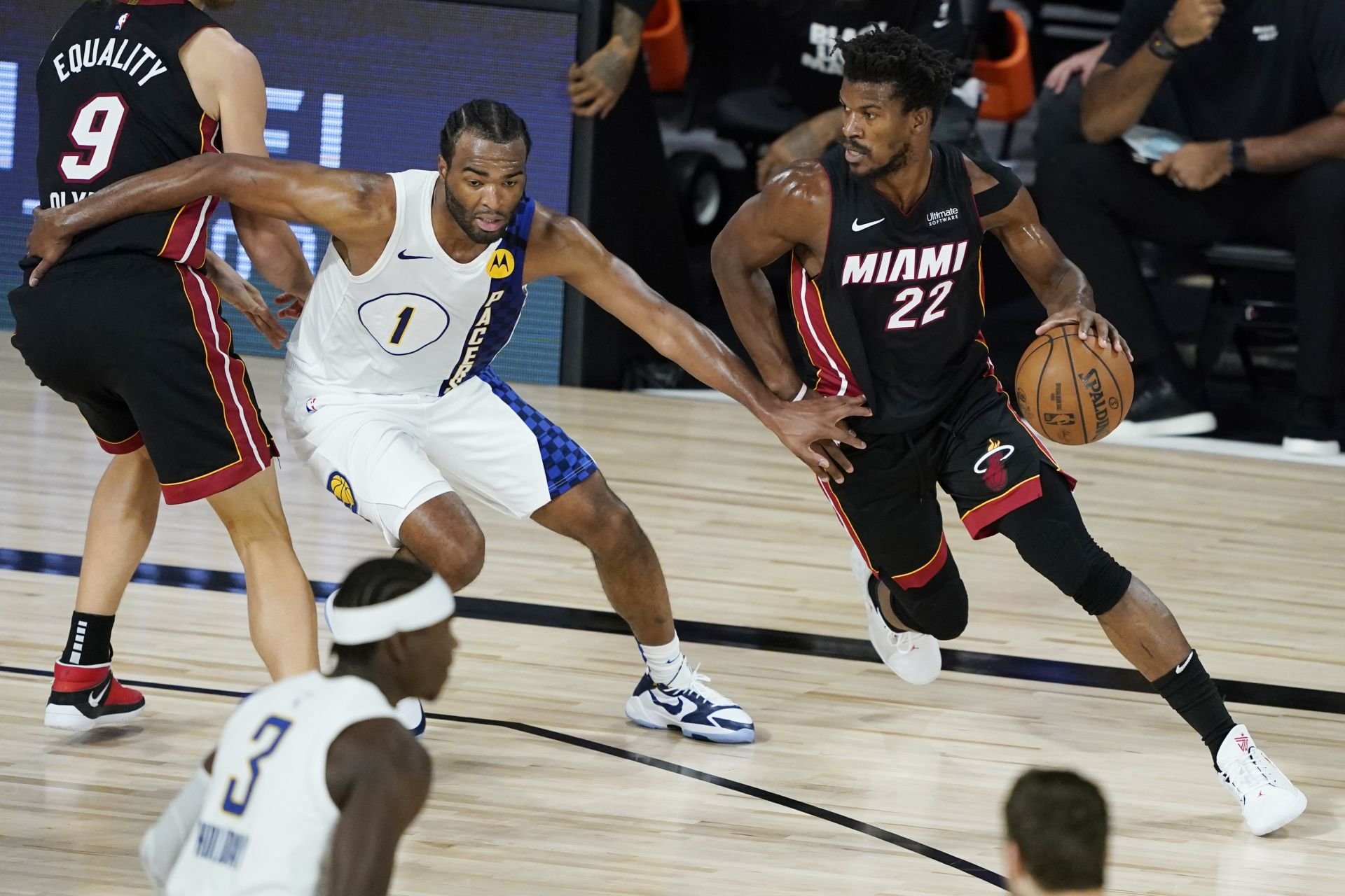 S bublinou sa lúči aj Indiana. Lakers a Bucks sú krok od postupu