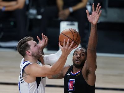 VIDEO: Dončiča nezastavil hrubý faul, ale Dallas vypadol, dráma medzi Utahom a Denverom pokračuje