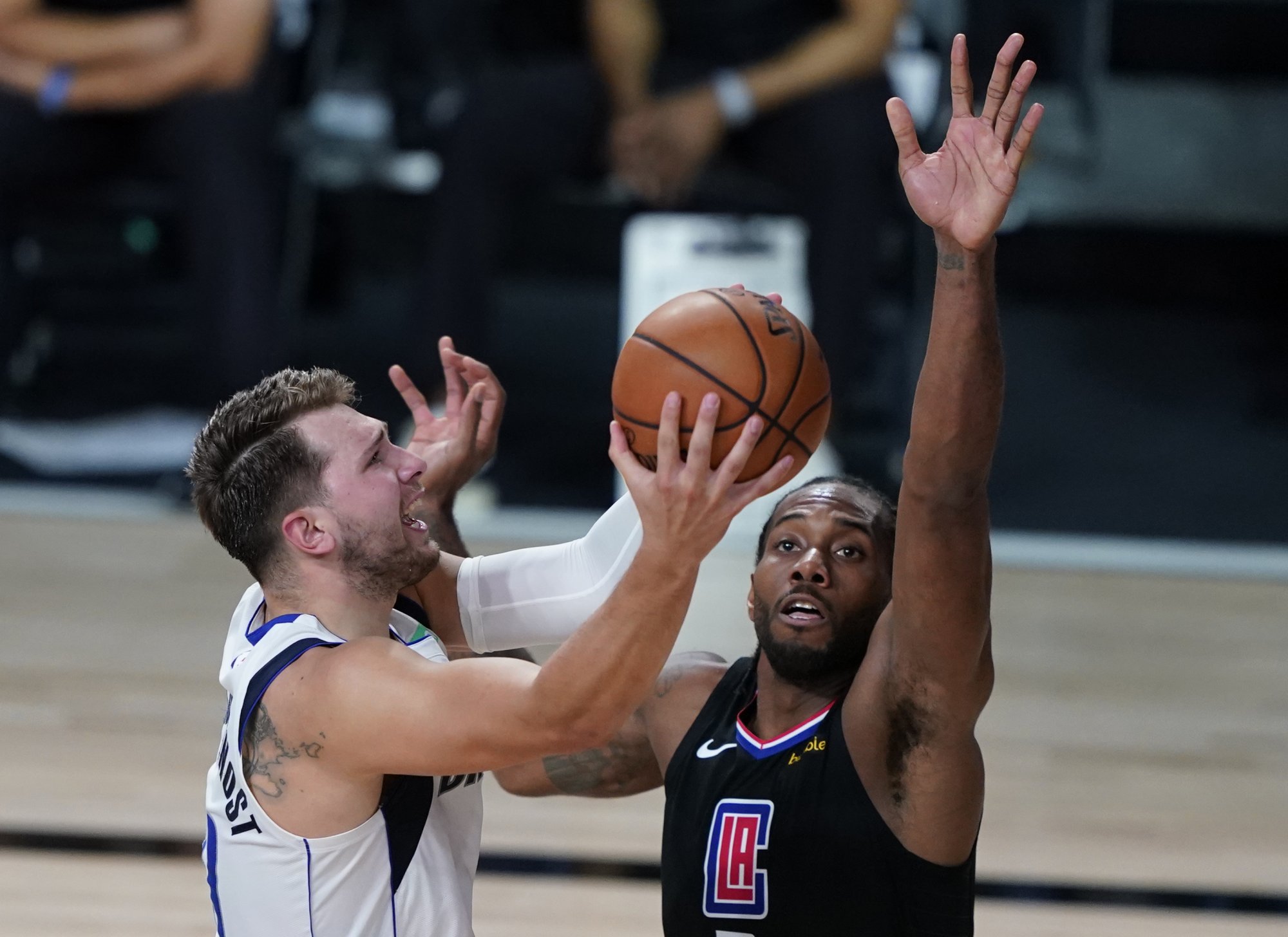 VIDEO: Dončiča nezastavil hrubý faul, ale Dallas vypadol, dráma medzi Utahom a Denverom pokračuje
