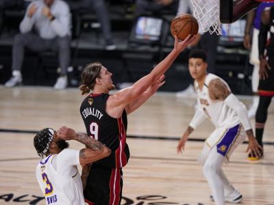 Anthonyho Davisa zatienil z lavičky. Olynyk obdivuje Steva Nasha, otec ho vyradil z tímu