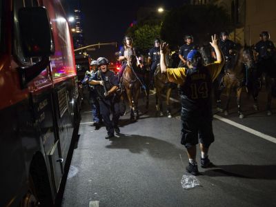 FOTO: Alkohol a výtržnosti bez rúšok. Proti fanúšikom Lakers zasahovali stovky policajtov