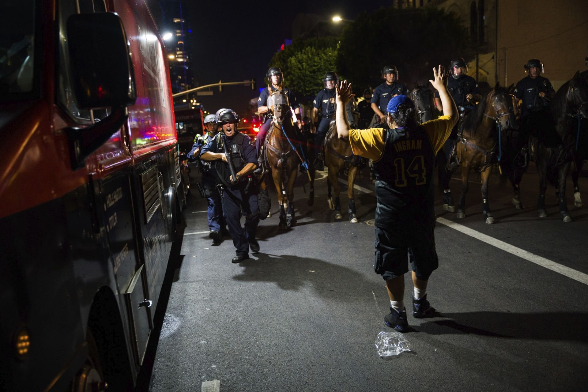 FOTO: Alkohol a výtržnosti bez rúšok. Proti fanúšikom Lakers zasahovali stovky policajtov