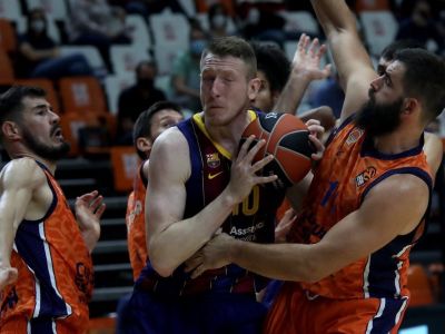 Barcelona vyhrala aj bez pozitívne testovaného Mirotiča, skvele ho zastúpil lotyšský náhradník