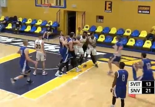 VIDEO: Hromadná strkanica vo Svite, rozhodcovia vylúčili piatich hráčov